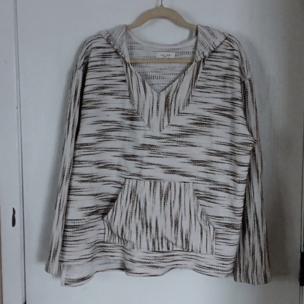 Hoodie shirt with kangaroo pocket and hood